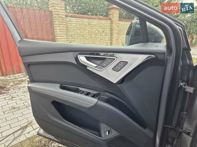 Серый Ауди Q4 Sportback e-tron, объемом двигателя 0 л и пробегом 27 тыс. км за 38000 $, фото 16 на Automoto.ua
