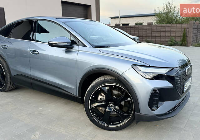 Синий Ауди Q4 Sportback e-tron, объемом двигателя 0 л и пробегом 37 тыс. км за 31900 $, фото 4 на Automoto.ua