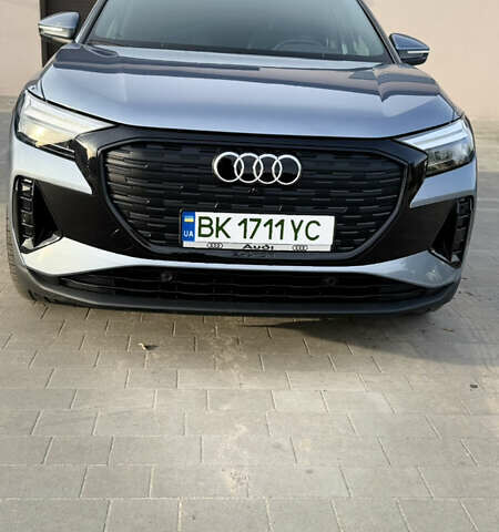 Синий Ауди Q4 Sportback e-tron, объемом двигателя 0 л и пробегом 37 тыс. км за 31900 $, фото 3 на Automoto.ua