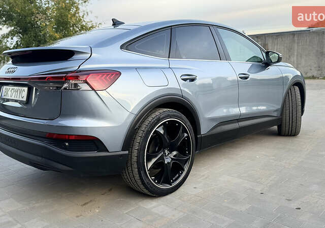 Синий Ауди Q4 Sportback e-tron, объемом двигателя 0 л и пробегом 37 тыс. км за 31900 $, фото 12 на Automoto.ua