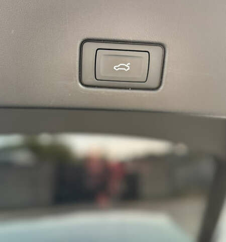 Синий Ауди Q4 Sportback e-tron, объемом двигателя 0 л и пробегом 37 тыс. км за 31900 $, фото 24 на Automoto.ua