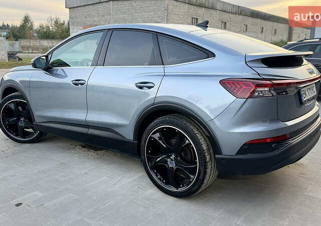 Синий Ауди Q4 Sportback e-tron, объемом двигателя 0 л и пробегом 37 тыс. км за 31900 $, фото 7 на Automoto.ua