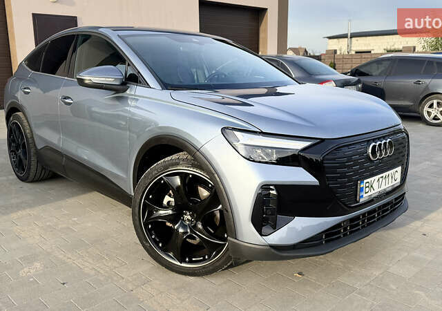 Синий Ауди Q4 Sportback e-tron, объемом двигателя 0 л и пробегом 37 тыс. км за 31900 $, фото 2 на Automoto.ua