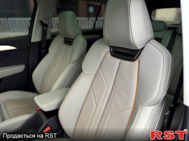 Белый Ауди Q5 e-tron, объемом двигателя 0.15 л и пробегом 36 тыс. км за 31500 $, фото 9 на Automoto.ua