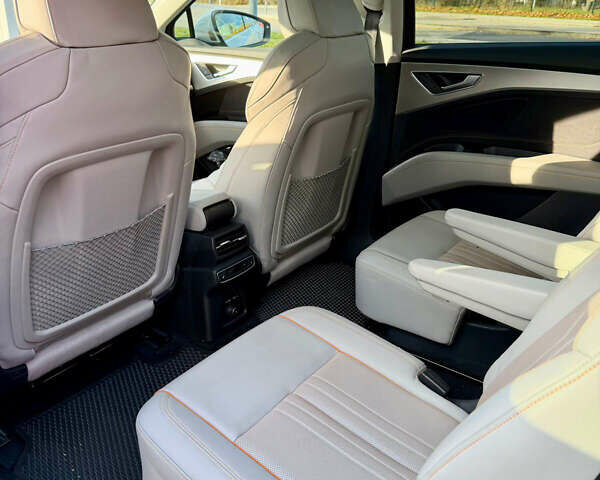 Белый Ауди Q5 e-tron, объемом двигателя 0 л и пробегом 35 тыс. км за 35000 $, фото 4 на Automoto.ua