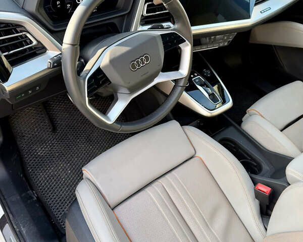 Белый Ауди Q5 e-tron, объемом двигателя 0 л и пробегом 35 тыс. км за 35000 $, фото 2 на Automoto.ua