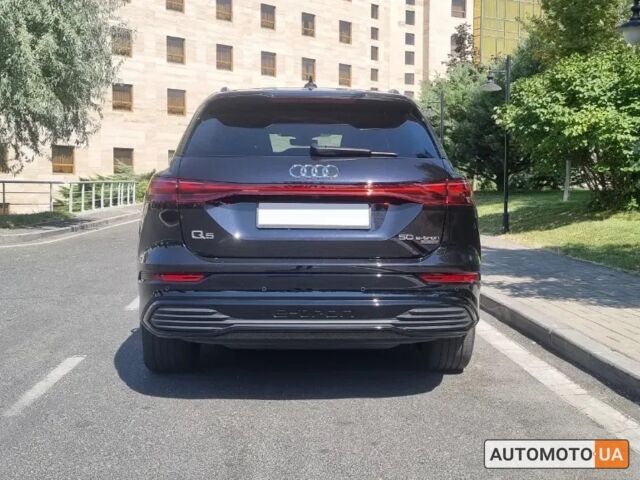 Чорний Ауді Q5 e-tron, об'ємом двигуна 0 л та пробігом 0 тис. км за 59000 $, фото 3 на Automoto.ua