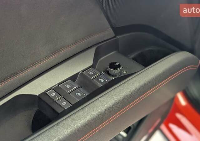 Красный Ауди Q5 e-tron, объемом двигателя 0 л и пробегом 31 тыс. км за 34050 $, фото 2 на Automoto.ua