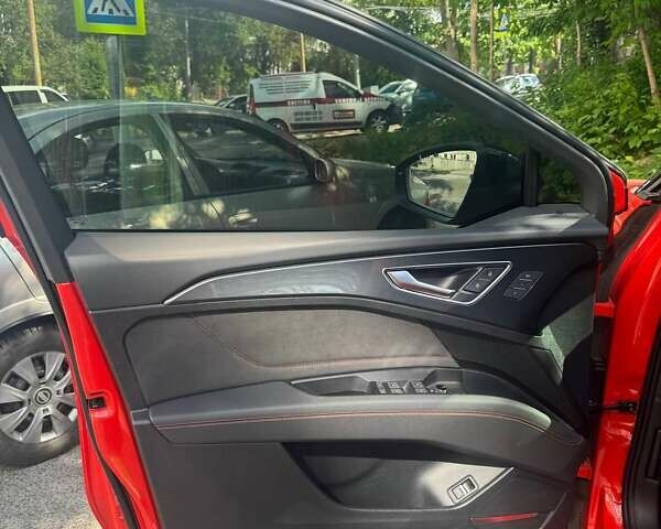 Красный Ауди Q5 e-tron, объемом двигателя 0 л и пробегом 22 тыс. км за 33777 $, фото 10 на Automoto.ua