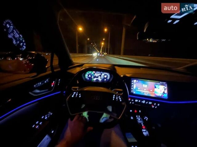 Красный Ауди Q5 e-tron, объемом двигателя 0 л и пробегом 22 тыс. км за 33777 $, фото 3 на Automoto.ua
