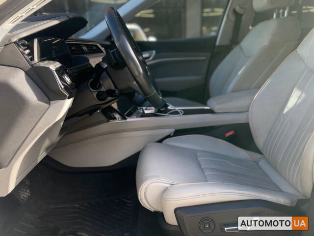 Серый Ауди Q5 e-tron, объемом двигателя 95 л и пробегом 67 тыс. км за 43300 $, фото 10 на Automoto.ua