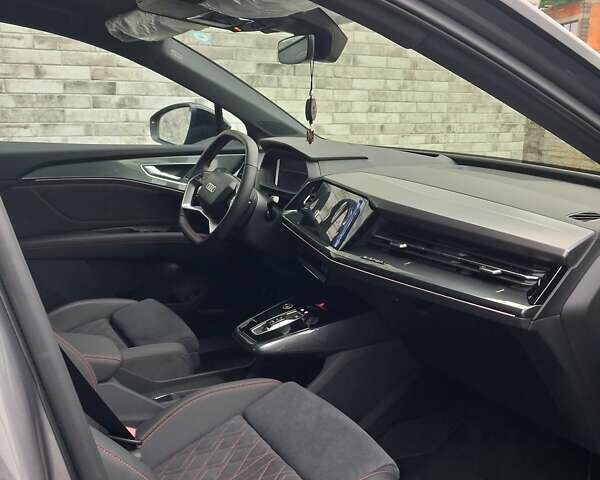 Серый Ауди Q5 e-tron, объемом двигателя 0 л и пробегом 1 тыс. км за 41999 $, фото 20 на Automoto.ua