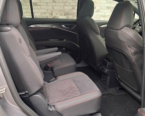 Серый Ауди Q5 e-tron, объемом двигателя 0 л и пробегом 1 тыс. км за 41999 $, фото 24 на Automoto.ua