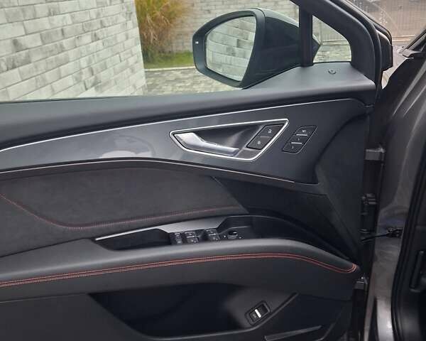 Серый Ауди Q5 e-tron, объемом двигателя 0 л и пробегом 1 тыс. км за 41999 $, фото 19 на Automoto.ua