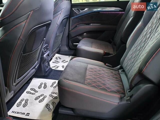 Сірий Ауді Q5 e-tron, об'ємом двигуна 0 л та пробігом 1 тис. км за 42000 $, фото 10 на Automoto.ua