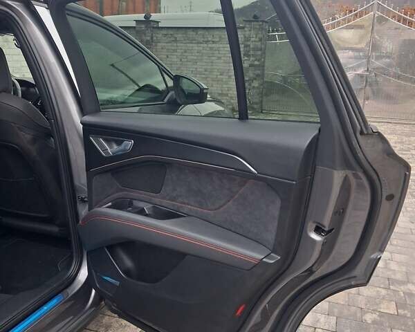 Серый Ауди Q5 e-tron, объемом двигателя 0 л и пробегом 1 тыс. км за 41999 $, фото 25 на Automoto.ua