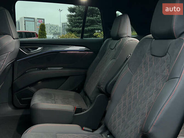 Серый Ауди Q5 e-tron, объемом двигателя 0 л и пробегом 1 тыс. км за 40500 $, фото 24 на Automoto.ua