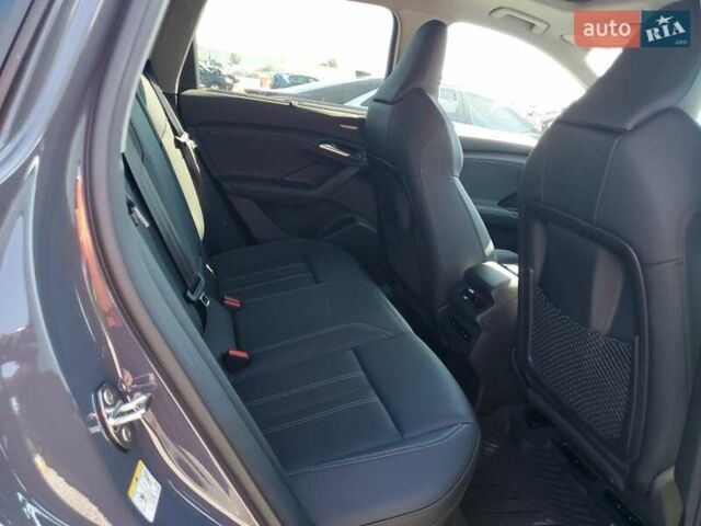 Серый Ауди Q6 e-tron, объемом двигателя 0 л и пробегом 2 тыс. км за 13000 $, фото 10 на Automoto.ua