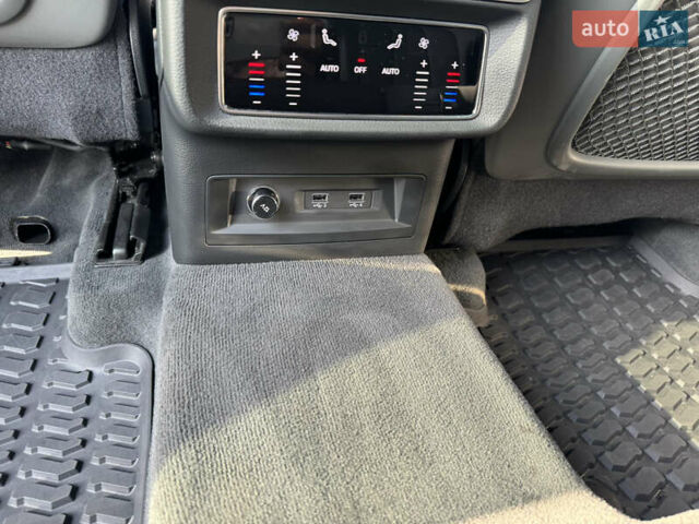 Белый Ауди Q8, объемом двигателя 3 л и пробегом 75 тыс. км за 56750 $, фото 23 на Automoto.ua