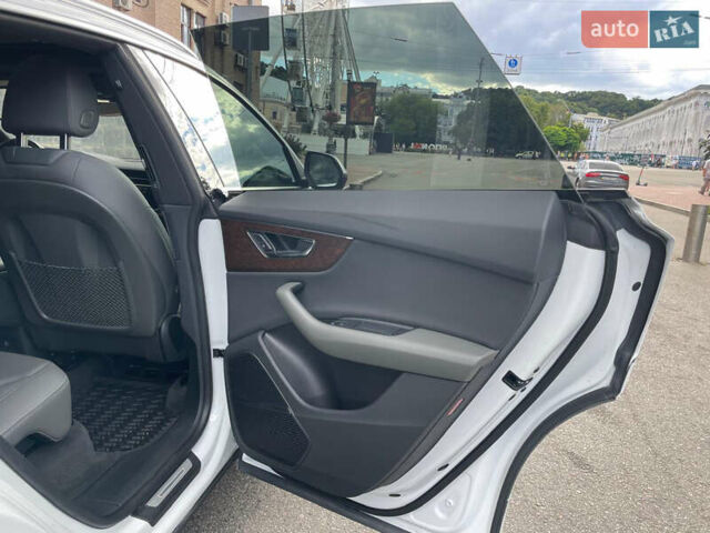 Белый Ауди Q8, объемом двигателя 3 л и пробегом 75 тыс. км за 56750 $, фото 11 на Automoto.ua