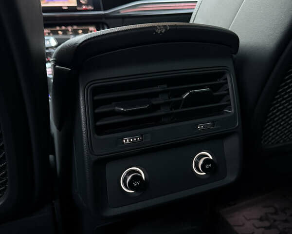 Білий Ауді Q8, об'ємом двигуна 2.97 л та пробігом 150 тис. км за 58000 $, фото 22 на Automoto.ua