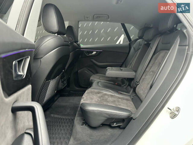 Білий Ауді Q8, об'ємом двигуна 2.97 л та пробігом 73 тис. км за 55000 $, фото 15 на Automoto.ua