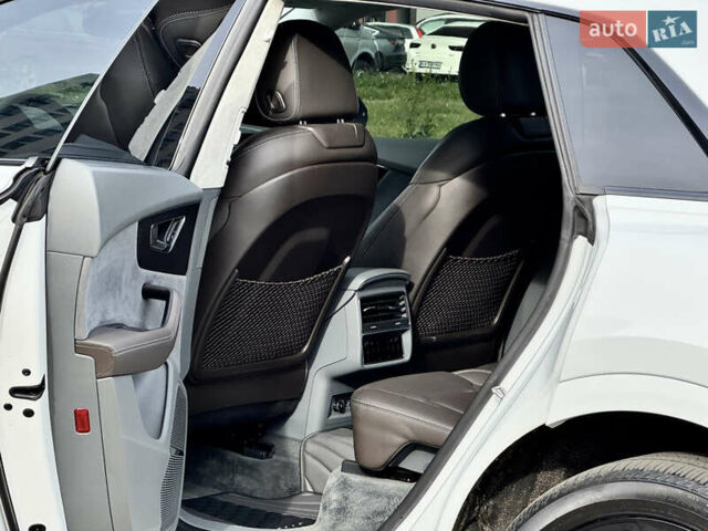 Білий Ауді Q8, об'ємом двигуна 3 л та пробігом 108 тис. км за 54999 $, фото 27 на Automoto.ua