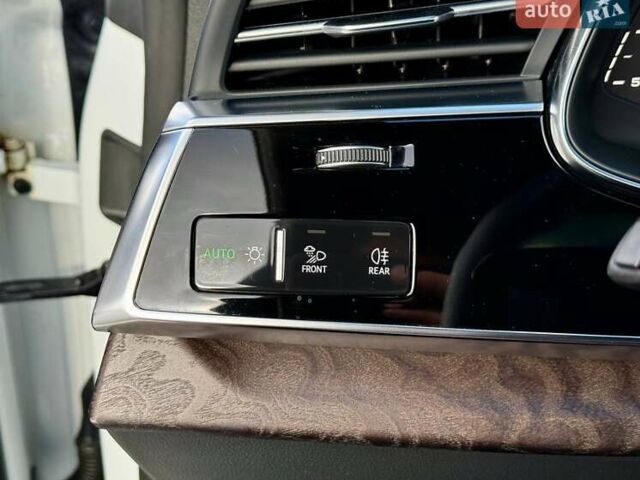 Белый Ауди Q8, объемом двигателя 2.97 л и пробегом 166 тыс. км за 57000 $, фото 50 на Automoto.ua