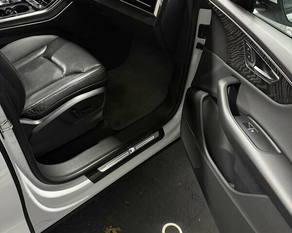 Белый Ауди Q8, объемом двигателя 3 л и пробегом 160 тыс. км за 57000 $, фото 9 на Automoto.ua