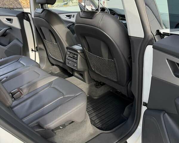 Білий Ауді Q8, об'ємом двигуна 2.97 л та пробігом 123 тис. км за 58000 $, фото 6 на Automoto.ua