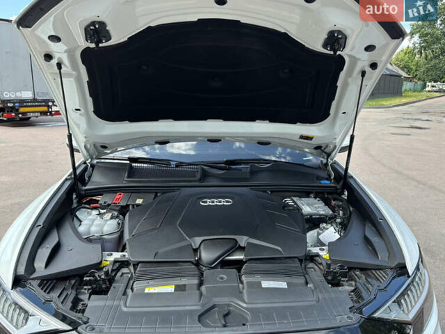 Білий Ауді Q8, об'ємом двигуна 3 л та пробігом 30 тис. км за 65000 $, фото 32 на Automoto.ua