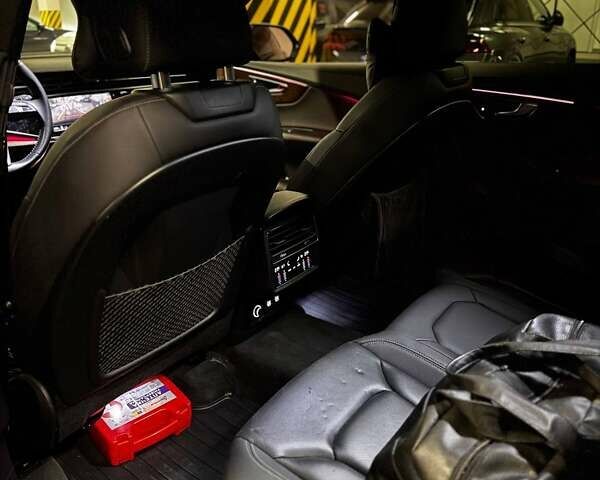 Черный Ауди Q8, объемом двигателя 3 л и пробегом 121 тыс. км за 54500 $, фото 7 на Automoto.ua