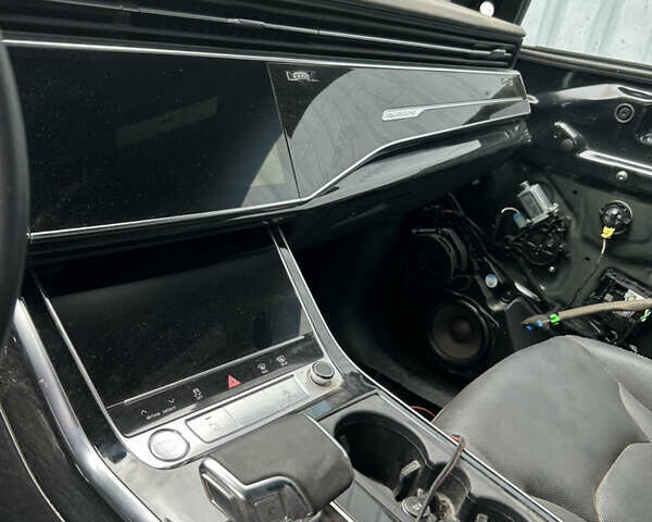 Черный Ауди Q8, объемом двигателя 3 л и пробегом 61 тыс. км за 28700 $, фото 7 на Automoto.ua