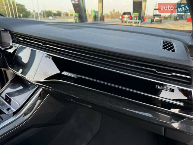 Черный Ауди Q8, объемом двигателя 3 л и пробегом 140 тыс. км за 63000 $, фото 32 на Automoto.ua