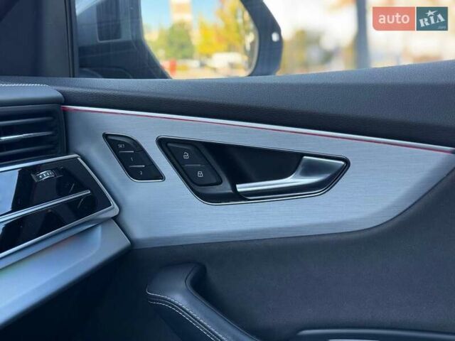 Серый Ауди Q8, объемом двигателя 2.97 л и пробегом 255 тыс. км за 46990 $, фото 25 на Automoto.ua