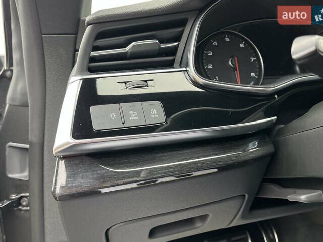 Сірий Ауді Q8, об'ємом двигуна 3 л та пробігом 85 тис. км за 55900 $, фото 19 на Automoto.ua