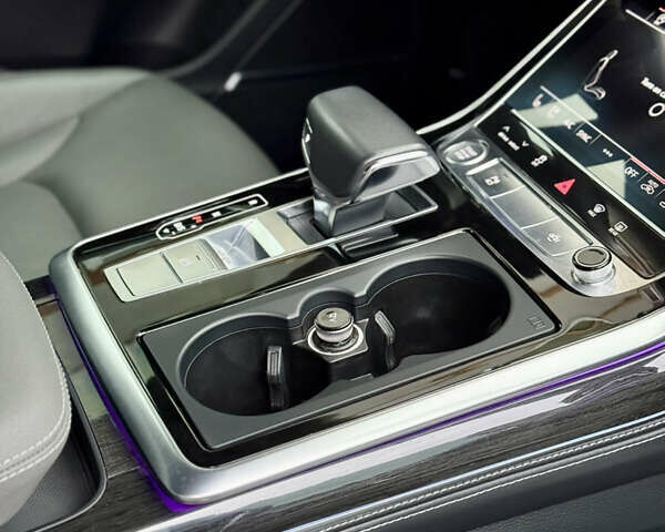 Сірий Ауді Q8, об'ємом двигуна 3 л та пробігом 64 тис. км за 54990 $, фото 33 на Automoto.ua