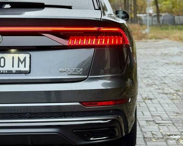 Ауді Q8 2019 у Дніпро (Дніпропетровську) на Automoto.ua Сірий Ауді Q8, об'ємом двигуна 2.97 л та пробігом 120 тис. км за 60500 $, фото 14 на Automoto.ua