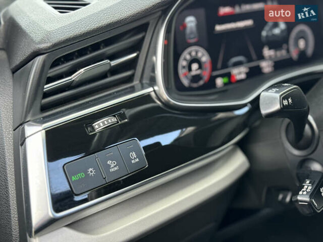 Сірий Ауді Q8, об'ємом двигуна 3 л та пробігом 135 тис. км за 56400 $, фото 16 на Automoto.ua