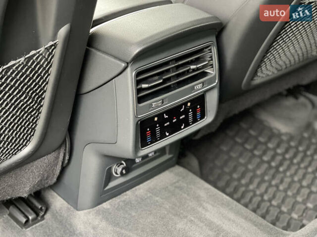 Сірий Ауді Q8, об'ємом двигуна 3 л та пробігом 139 тис. км за 44000 $, фото 23 на Automoto.ua