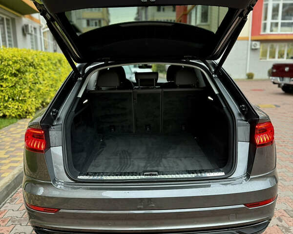 Сірий Ауді Q8, об'ємом двигуна 3 л та пробігом 64 тис. км за 54990 $, фото 23 на Automoto.ua