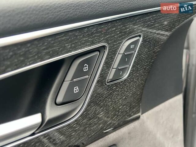 Сірий Ауді Q8, об'ємом двигуна 2.97 л та пробігом 78 тис. км за 65099 $, фото 43 на Automoto.ua