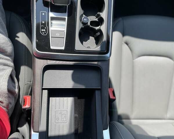 Сірий Ауді Q8, об'ємом двигуна 3 л та пробігом 11 тис. км за 69600 $, фото 27 на Automoto.ua