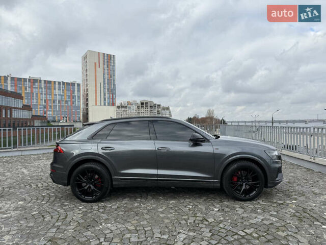Серый Ауди Q8, объемом двигателя 2.97 л и пробегом 74 тыс. км за 72999 $, фото 4 на Automoto.ua