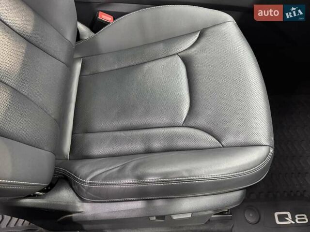 Серый Ауди Q8, объемом двигателя 3 л и пробегом 61 тыс. км за 56000 $, фото 14 на Automoto.ua