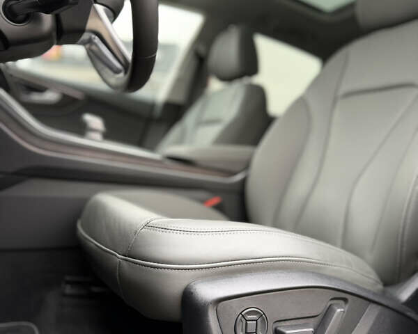 Сірий Ауді Q8, об'ємом двигуна 3 л та пробігом 11 тис. км за 60900 $, фото 9 на Automoto.ua