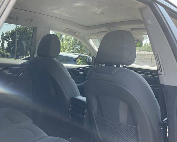 Сірий Ауді Q8, об'ємом двигуна 3 л та пробігом 11 тис. км за 69600 $, фото 13 на Automoto.ua