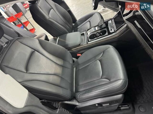 Серый Ауди Q8, объемом двигателя 3 л и пробегом 61 тыс. км за 56000 $, фото 13 на Automoto.ua