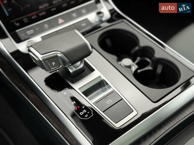 Сірий Ауді Q8, об'ємом двигуна 3 л та пробігом 11 тис. км за 60900 $, фото 6 на Automoto.ua