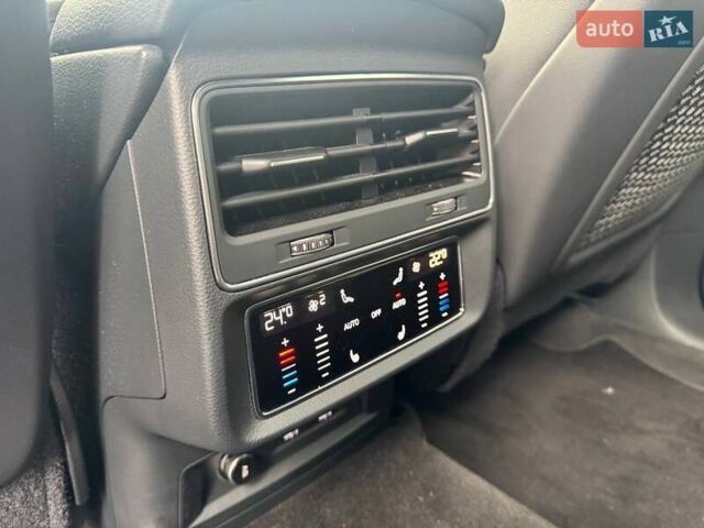 Серый Ауди Q8, объемом двигателя 3 л и пробегом 65 тыс. км за 51990 $, фото 28 на Automoto.ua